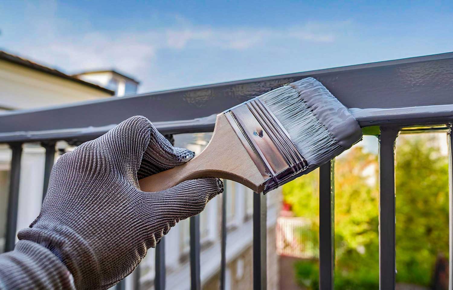 peinture-grise-rambarde-balcon-metal-pinceau